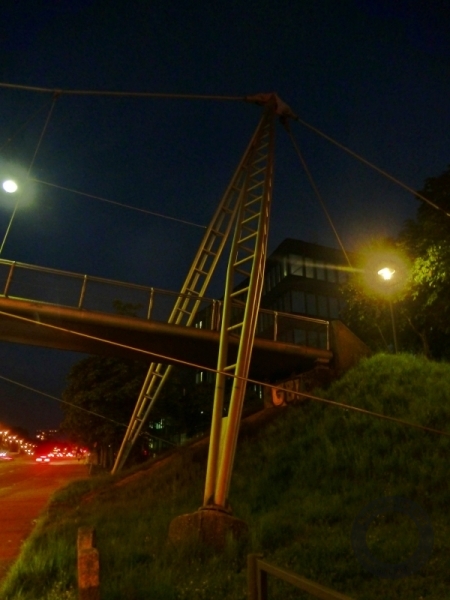 Hängebrücke in der Schenkendorfstraße in München-Schwabing