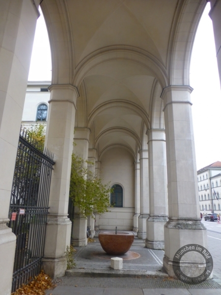 Leo-von-Klenze-Brunnen neben der Ludwigskirche in München