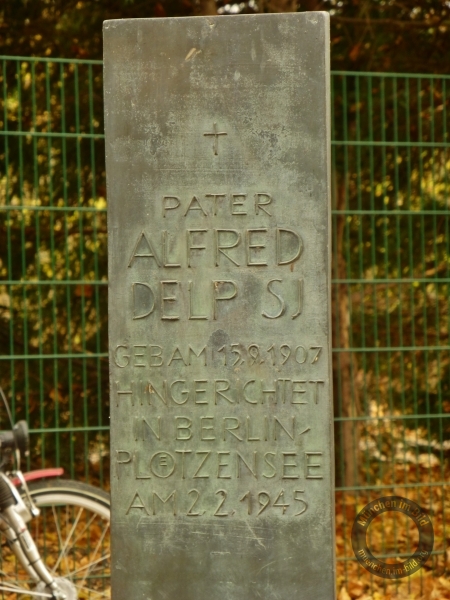 Denkmal für Alfred Delp in der Neuberghauser Straße in München-Bogenhausen