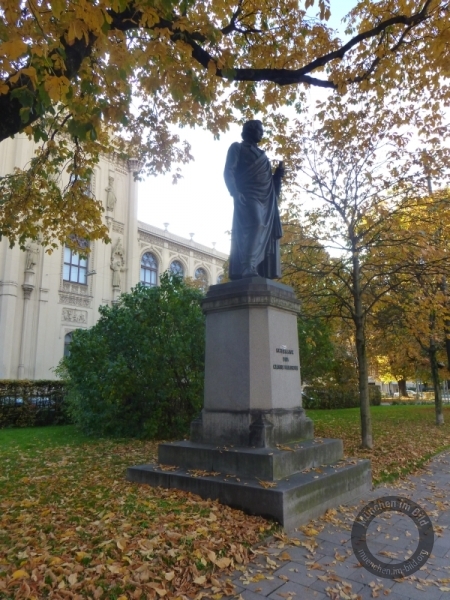 Denkmal für Friedrich Wilhelm von Schelling in der Maximilianstraße in München