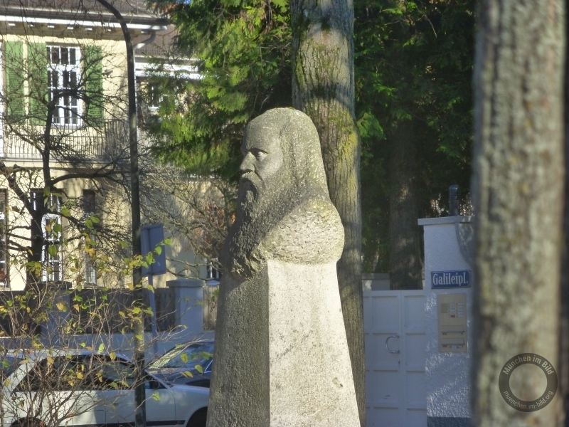 Denkmal für Galileo Galilei auf dem Galileiplatz in München-Bogenhausen