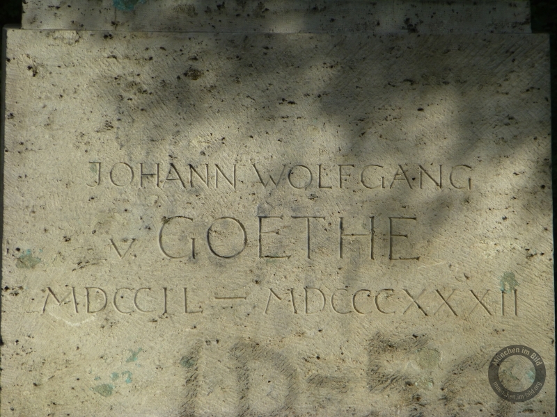 Denkmal für Johann Wolfgang von Goethe auf dem Maximiliansplatz in München