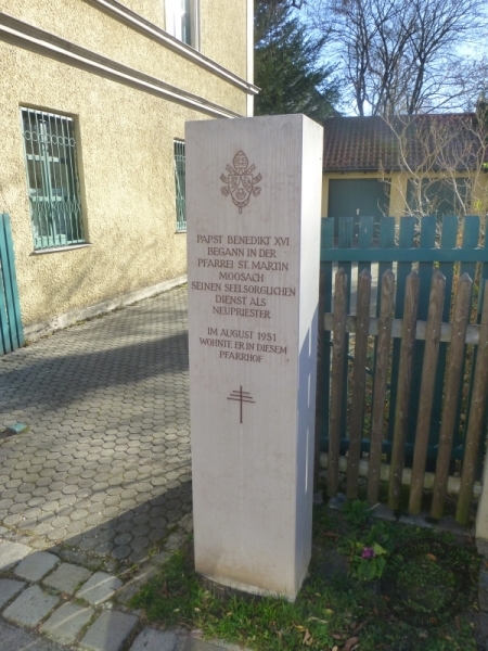 Gedenkstele für Joseph Ratzinger (Benedikt XVI.) in der Pelkovenstraße in München-Moosach