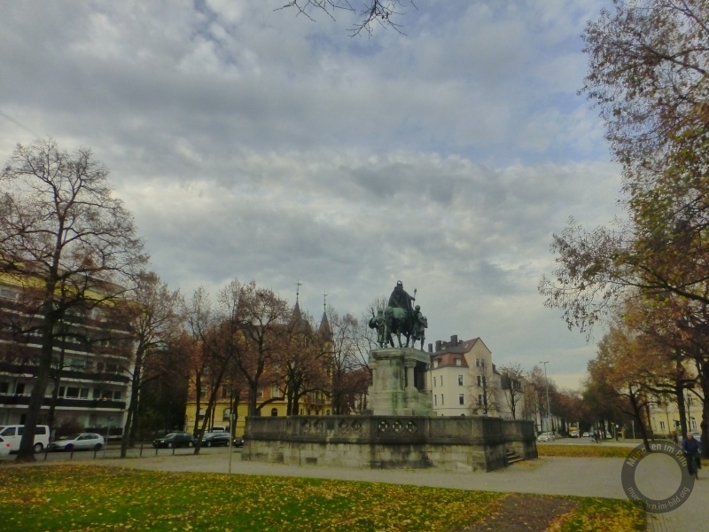 Denkmal für Kaiser Ludwig IV. (Ludwig der Bayer) auf dem Kaiser-Ludwig-Platz in München