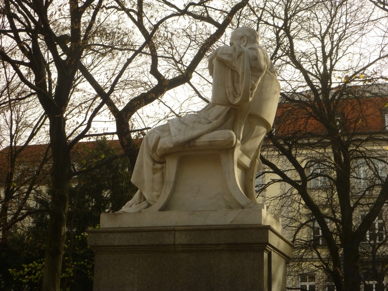 Denkmal für Max von Pettenkofer am Maximiliansplatz in München