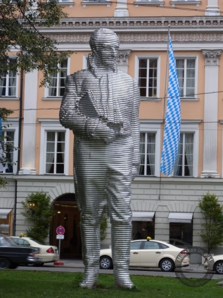 Denkmal Max Graf von Montgelas am Promenadeplatz in München
