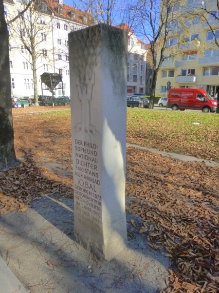 Denkmal für Muhammad Iqbal auf dem Habsburgerplatz in München