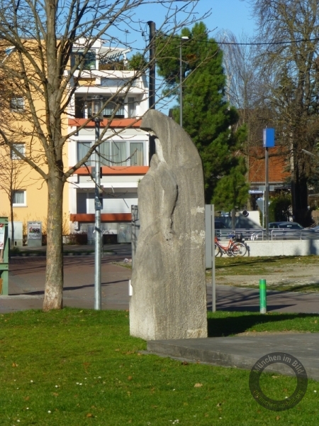 Kriegerdenkmal auf dem Moosacher Sankt-Martins-Platz in München