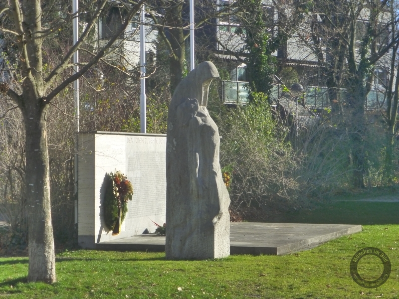 Kriegerdenkmal auf dem Moosacher Sankt-Martins-Platz in München