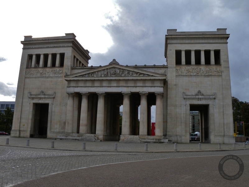 Propyläen am Königsplatz in München
