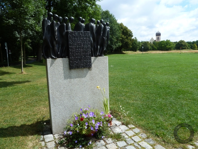 Mahnmal Todesmarsch vom KZ Dachau in Obermenzing vor dem Schloss Blutenburg