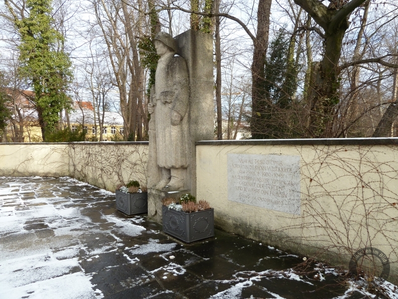 Gedenkanlage für die Toten der Weltkriege in der Bäckerstraße in München-Pasing