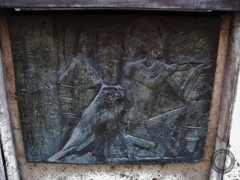 Relieftafeln "Geschichte des Geldwesens" am Promendaplatz in München
