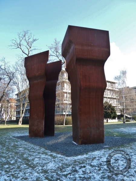 Großplastik "Buscando la Luz" von Eduardo Chillida in der Maxvorstadt in München