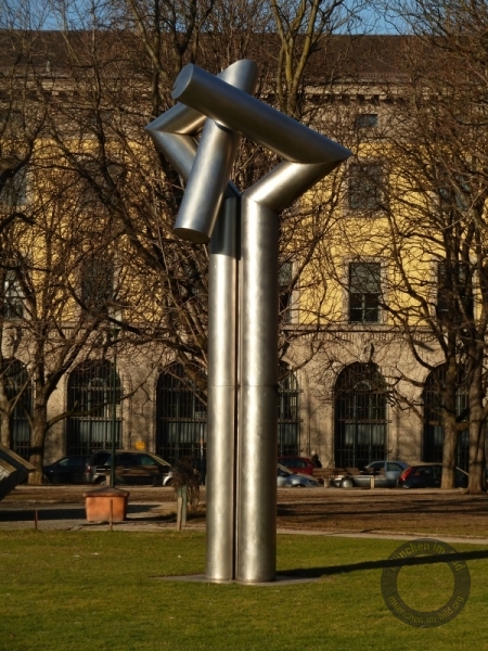 Skulptur "Doppelsäule 23/70" von Erich Hauser im Skulpturenpark der Pinakothek in München