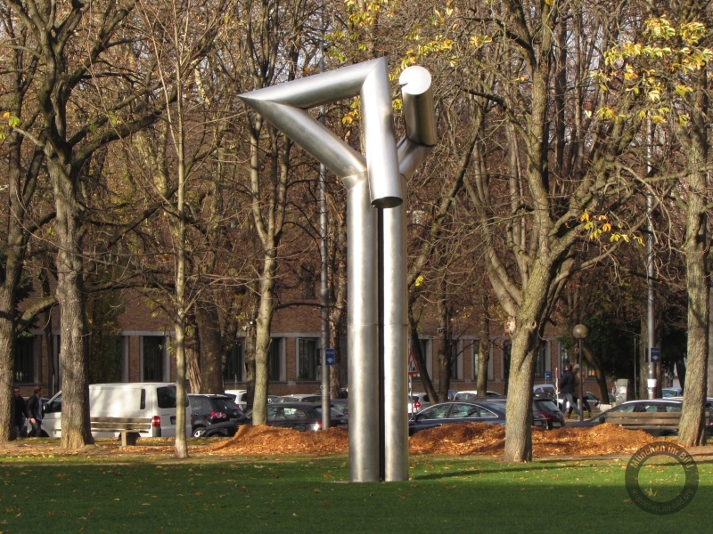 Skulptur "Doppelsäule 23/70" von Erich Hauser in der Maxvorstadt in München