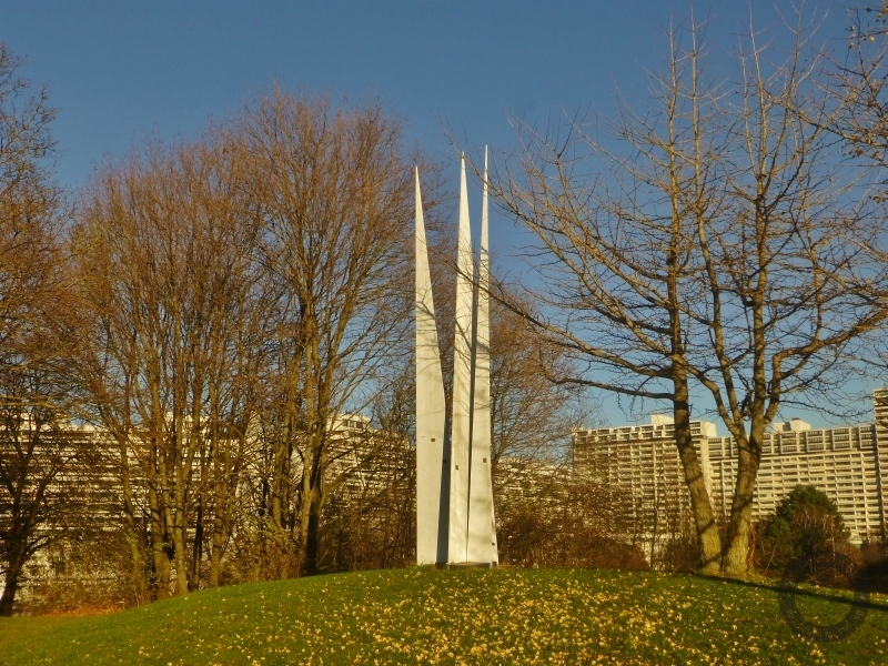 Dreiecksvariation 8/85 (Krönchen) im Olympischen Dorf auf dem Kusocinskidamm in München