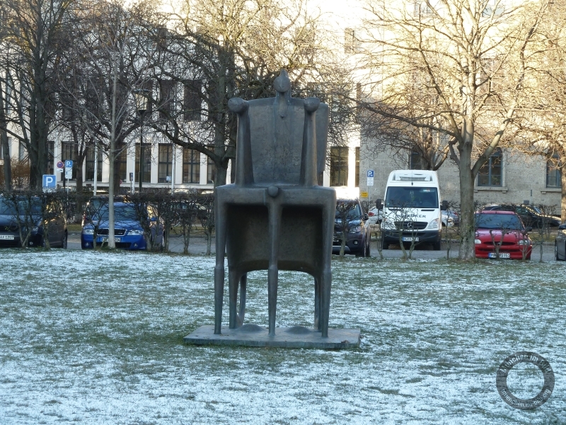 Plastik "Große Biga" von Fritz Koenig vor der Alten Pinakothek in München
