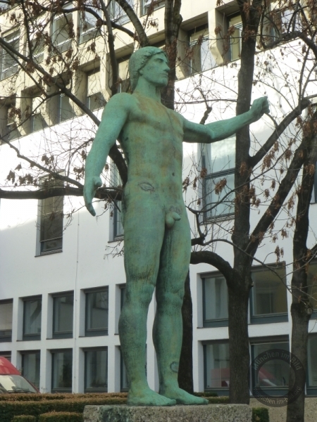 Rossebändiger (Bernhard Bleeker) in der Arcisstraße vor der Technischen Universität in München