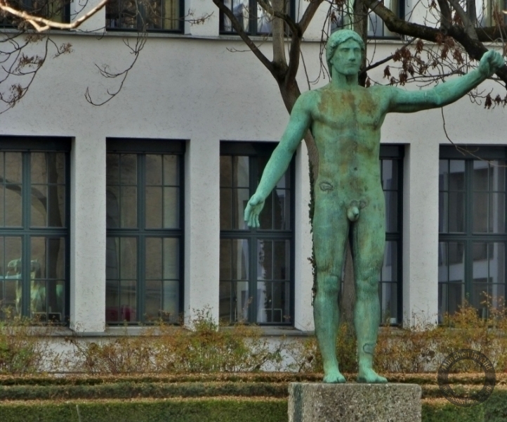 Rossebändiger (Bernhard Bleeker) in der Arcisstraße vor der Technischen Universität in München