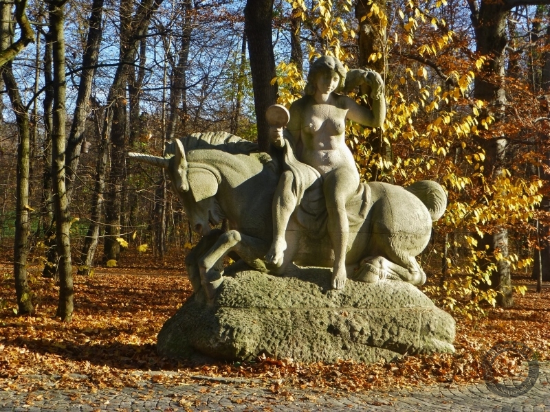 Steinskulptur "Schönheit" (Allegorie) am Bavariapark in München
