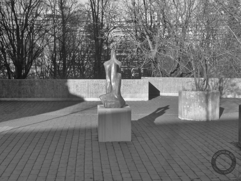 Skulptur in der Nadistraße im Olympischen Dorf in München