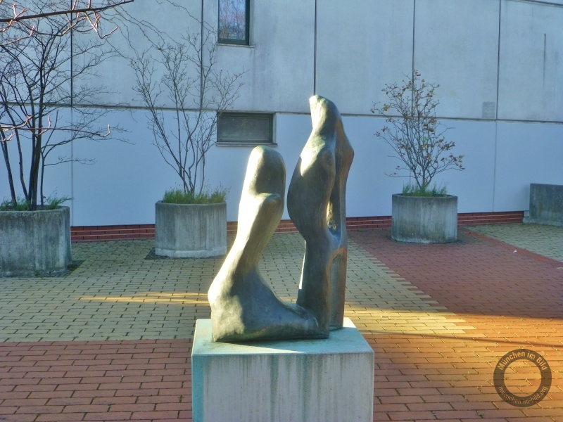 Skulptur in der Nadistraße im Olympischen Dorf in München