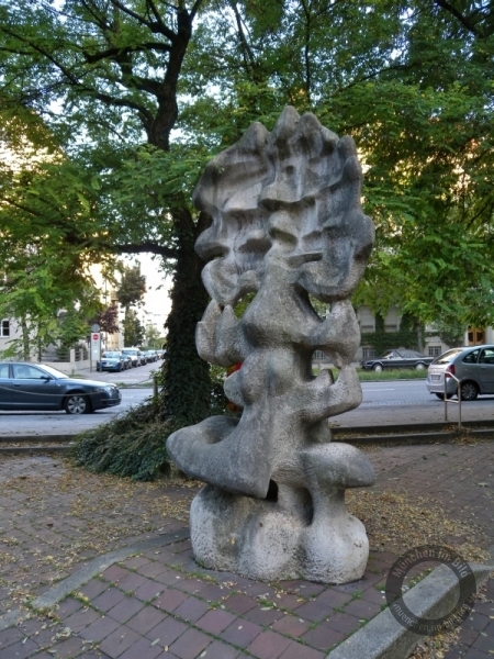 Skulptur "Sonnengott" von László Szabó in der Ungererstraße in München-Schwabing