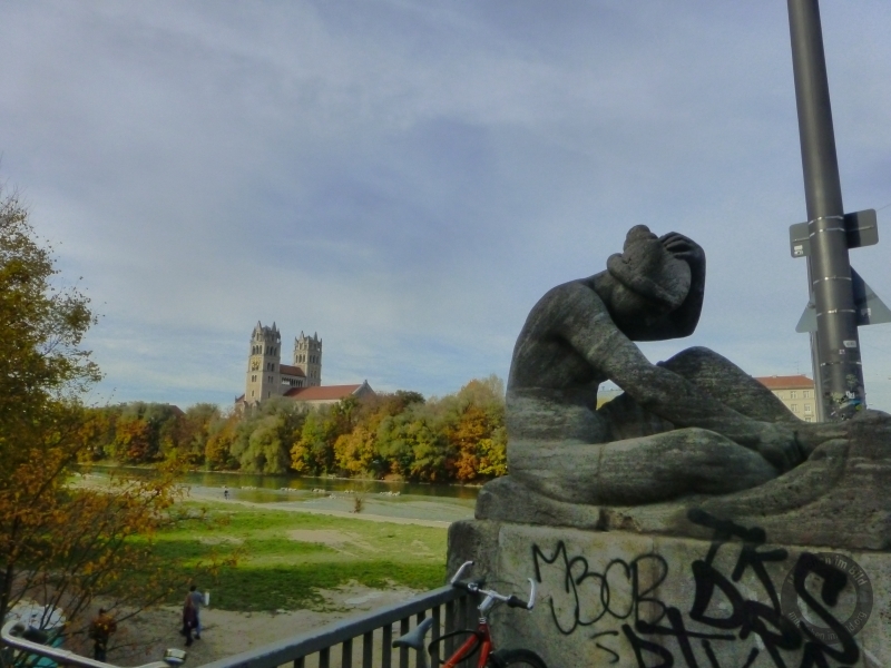 Skulptur "Spiel der Wellen" von Fritz Koelle auf der Reichenbachbrücke in München