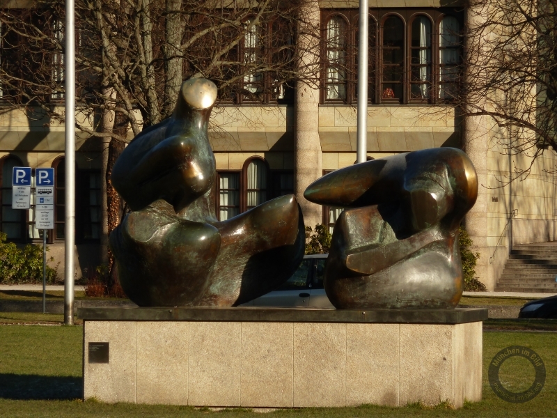 "Two-Piece Reclining Figure: Points" in der Theresienstraße in der Maxvorstadt in München
