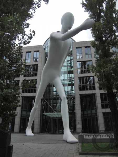 Monumentalplastik "Walking Man" in der Leopoldstraße in München-Schwabing