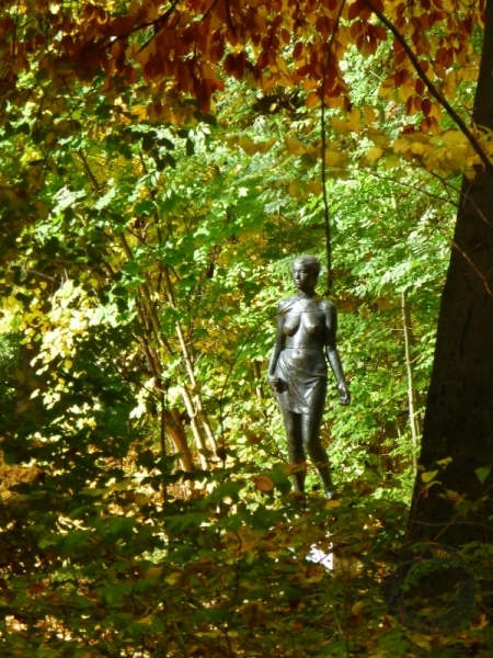 "Weibliche Figur" von Hans Stangl in den Frühlingsanlagen in München