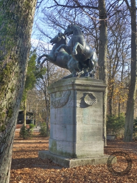 Plastik "Wilde Pferde" im Bavariapark in München