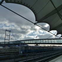 Fußgängerbrücken der Bahnhöfe in München-Fröttmaning