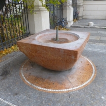 Leo-von-Klenze-Brunnen neben der Ludwigskirche in München