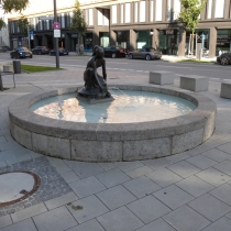 Brunnen "Mädchen auf der Schildkröte" am Oberanger in München