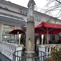 Brunnen "Maria mit Jesuskind" auf dem Marienplatz in München-Pasing