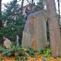 Denkmal für Alfred Delp in der Neuberghauser Straße in München-Bogenhausen
