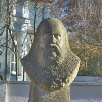 Denkmal für Galileo Galilei auf dem Galileiplatz in München-Bogenhausen