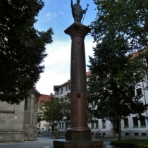Bennosäule auf dem Friedrich-Miller-Platz in der Maxvorstadt in München