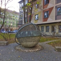 Denkmal für Johann Georg v. Soldner an der Ecke Oettingenstraße / Liebigstraße im Lehel in München
