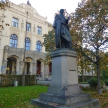 Denkmal für Joseph von Fraunhofer in der Maximilianstraße in München