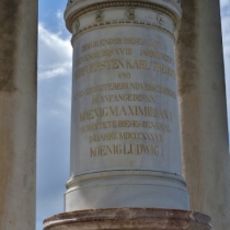 Denkmal für Karl Theodor und König Maximilian I. im Monopteros im Englischen Garten in München