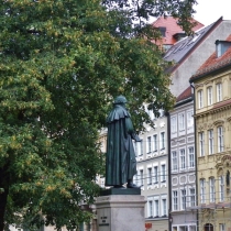 Denkmal für Lorenz von Westenrieder am Promenadeplatz in München