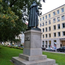 Denkmal für Lorenz von Westenrieder am Promenadeplatz in München