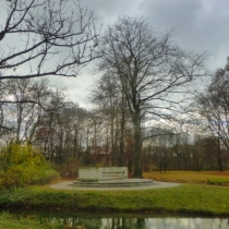 Ruhebank (Exedra) im Englischen Garten in München