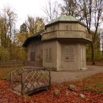 Kronprinzengarten (Ludwigsgarten) mit "Hexenhäuschen" (Pavillon) im Schlosspark Nymphenburg in München