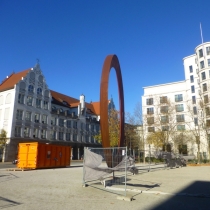 "Der Ring" von Mauro Staccioli (1996) in der Thesienstraße in München