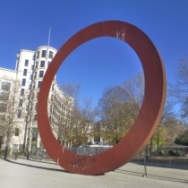 "Der Ring" von Mauro Staccioli (1996) in der Thesienstraße in München