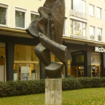 Großplastik "Der Schwere enthoben" in der Leopoldstraße in München